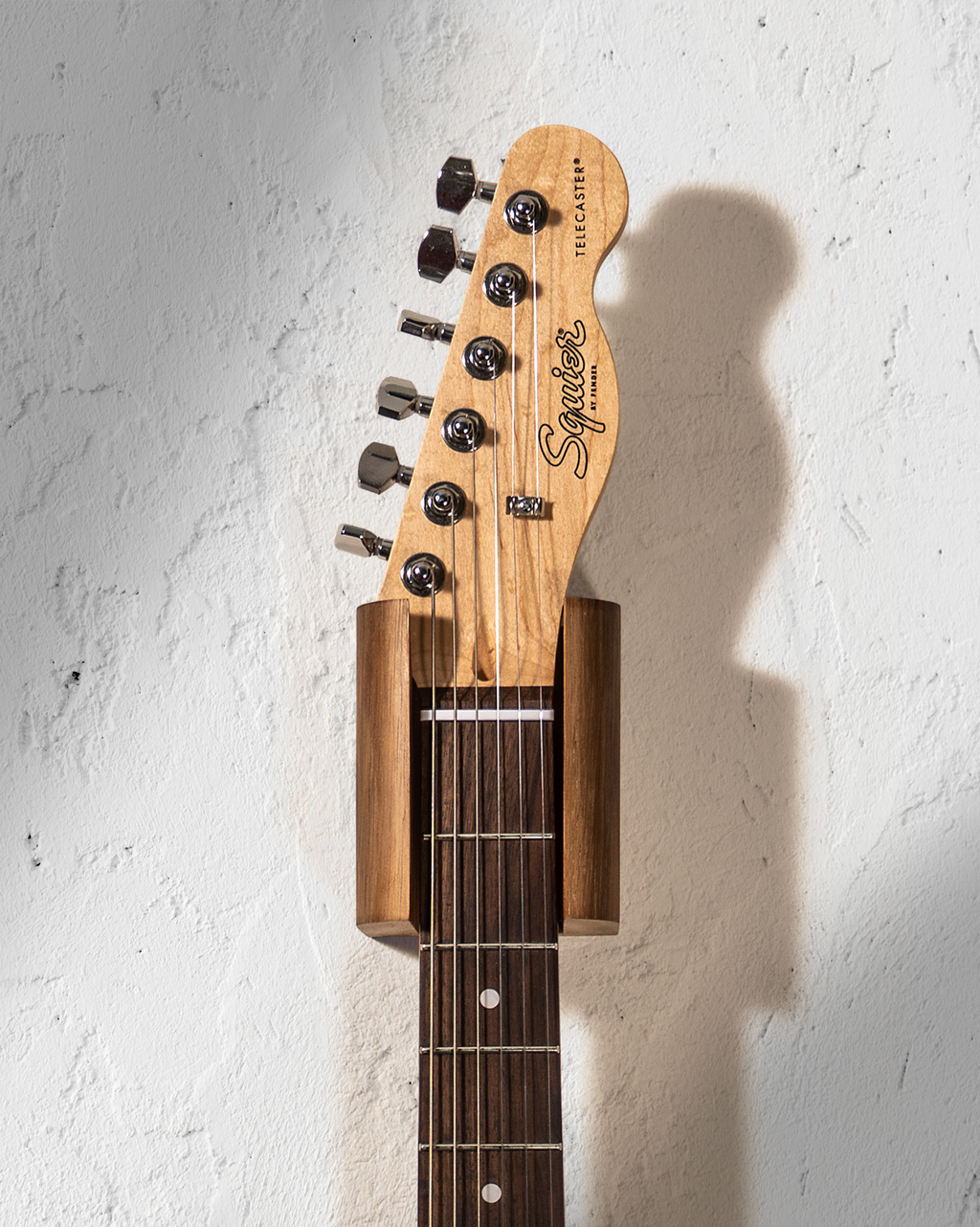 Hanger de madera para guitarra instalado en pared con guitarra eléctrica
